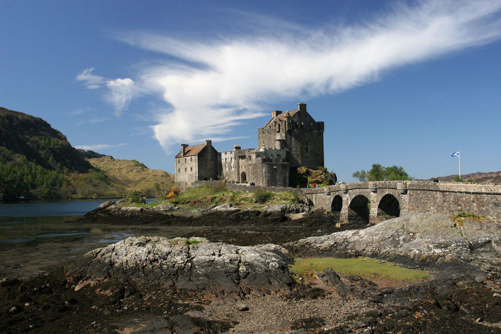 Eilean Donan Castle in Schottland auf einer kleinen Insel gelegen, über eine trutzige Steinbrücke zu erreichen im Rahmen einer individuellen Schottlandreise mit My own Travel ©My own Travel 