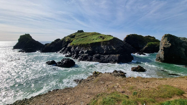 Kynance Cove bei steigender Flut mit vom Meer umspülten Felsen ©My own Travel