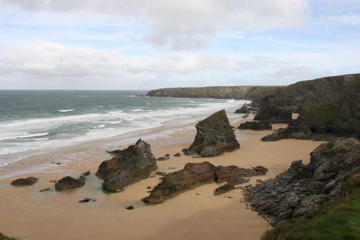Bedruthan Steps bei Ebbe, Sandtrand ist zwischen Felsen zu sehen ©My own Travel