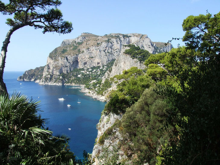 Die felsige Insel Capri mit azurblauem Meer