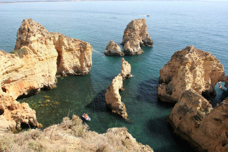Felsformationen der Ponta da Piedade vom Aussichtspunkt auf den Klippen aus zu sehen ©My own Travel