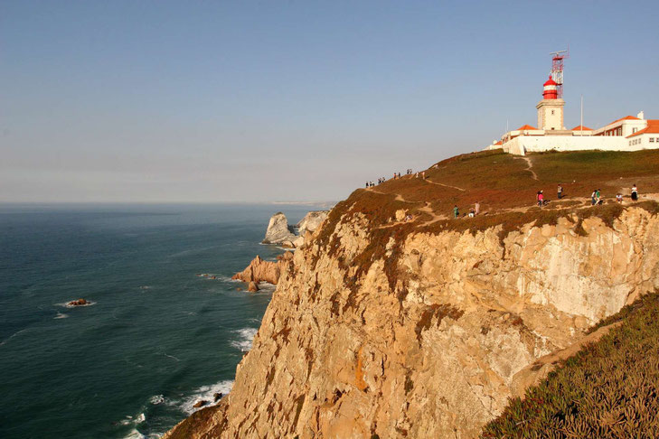 Cabo da Roca: Goldgelber Felsen mit Leuchtturm an der Küste