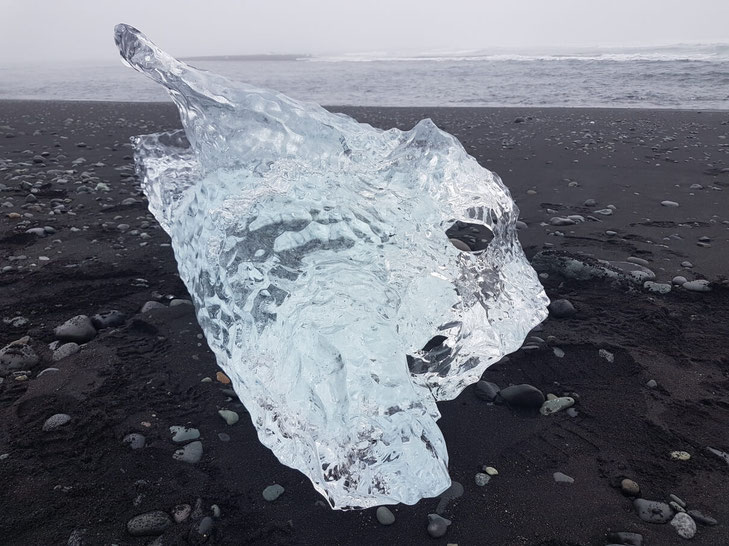 Schmelzender Eisbrocken am Diamond Beach - Exklusive Islandsrundreise von My own Travel ©My own Travel