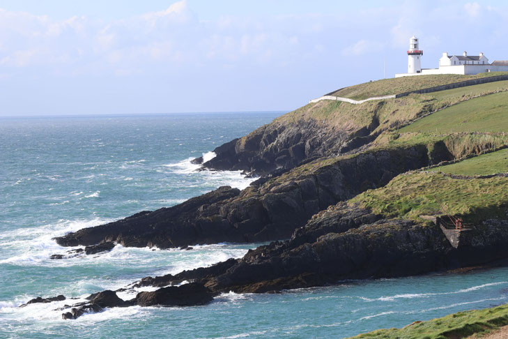 Typische irische Landschaft mit Leuchtturm an der Clonakilty Küste ©My own Travel 