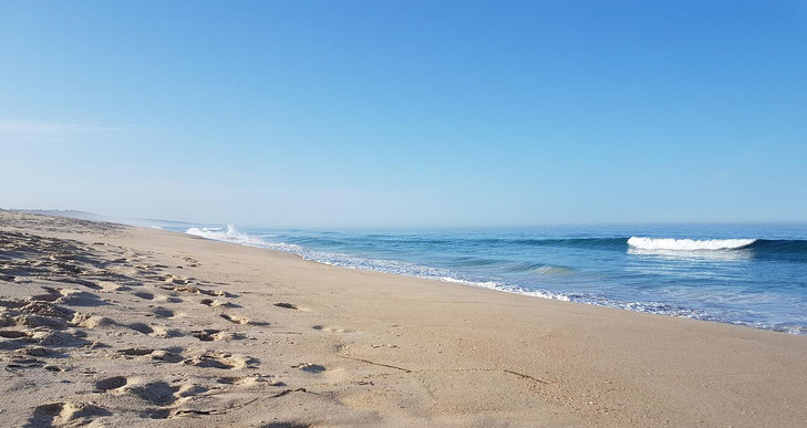 endloser erscheinender Strand bei Comporta mit leichter Dünung