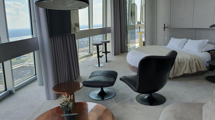 Suite im Fernsehturm Vilnius mit runden Bett und abgerundeten Panoramafenstern ©My own Travel - Baltikum Rundreise