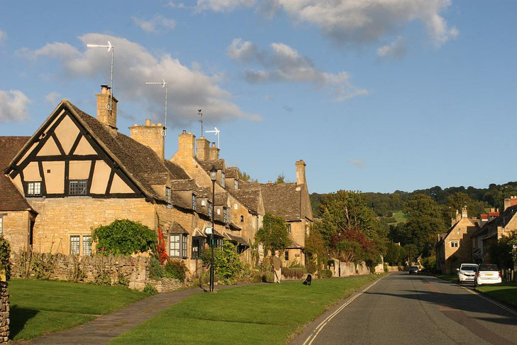 Straßenzug mit sankdfarbenen Häusern in Broadway, Cotswolds ©My own Travel