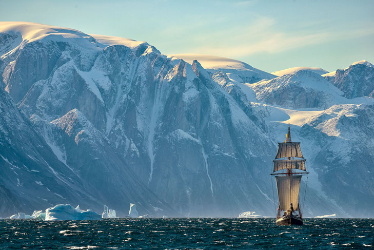 Berggipfel, Eisberge und Segelschiff in Ostgrönland - Exklusive Grönlandsegeltour von My own Travel ©North Sailing - Florian Ledoux