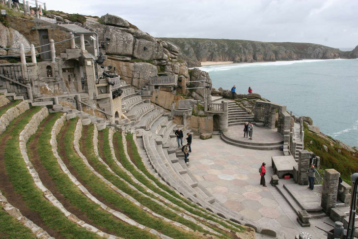 das in den Fels gehauene Amphitheater Minack Theatre am Meer ©My own Travel