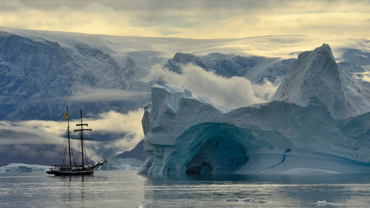 Segelschiff vor Eisberg im Scoresby Sound in Ostgrönland - Exklusive Grönlandsegeltour von My own Travel ©North Sailing - Florian Ledoux