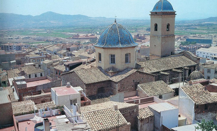  Agost es una villa   de la provincia de Alicante. Ubicado a unos 18 km al oeste de la ciudad de Alicante, en la comarca del Campo de Alicante, contaba con 4948 habitantes en 2023.​