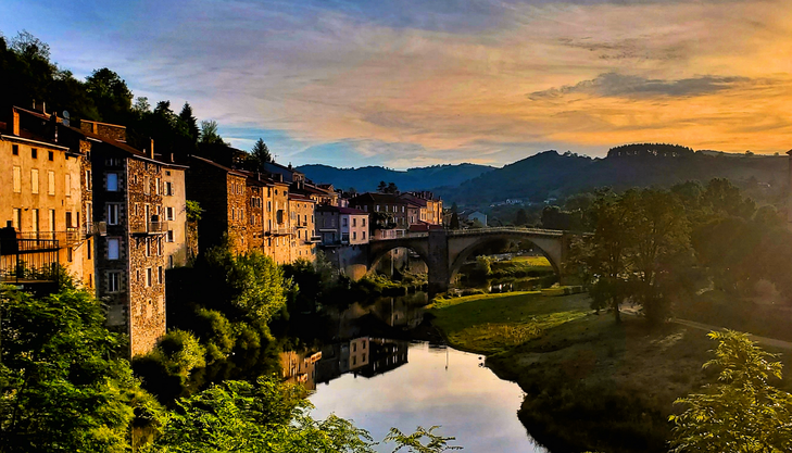 Blotti en bordure de rivière, au cœur des gorges de l'Allier, le joli village de Lavoûte-Chilhac