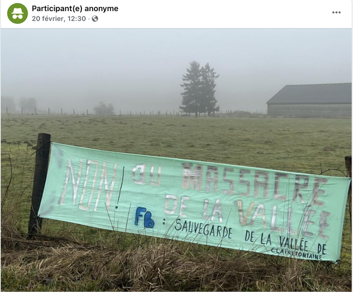 D'Foto weist ee Protestschëlt am Clairfontaine-Dall mat der Opschrëft: "Non au massacre de la Vallée". An: "FB: Sauvegarde de la vallée de Clairefontaine."