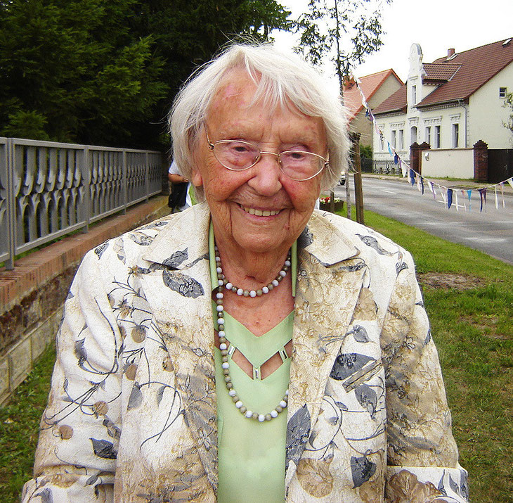 Zühlsdorferin, die Schriftstellerin Elfriede Brüning (Sabine Mangold)