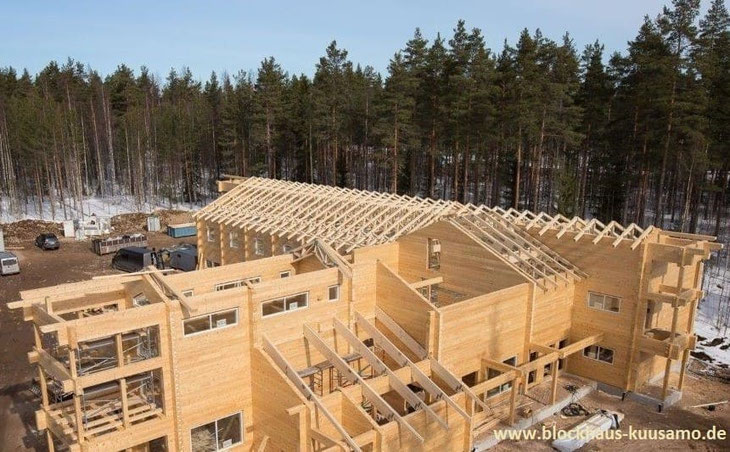 Blockhaus-Baustelle - Hier entsteht ein modernes Blockhaus-Hotel für max. 60 Gäste. Lamellenbalken mit Balkenstärke 230x220 mm². Blockhausbau - Hersteller - Blockhausbauer - Massive Blockbohlenhäuser