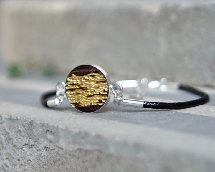 Filigranes Armband aus altem Eichenholz mit echtem Gold veredelt.