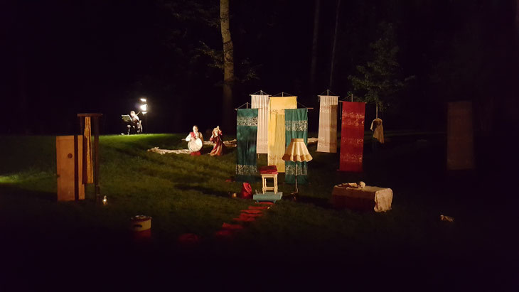 "Gedankenfieber. Windgeflüster", Theater des hölzernen Gelächters, Amphitheater im Englischen Garten, München, 2017, Foto: PL