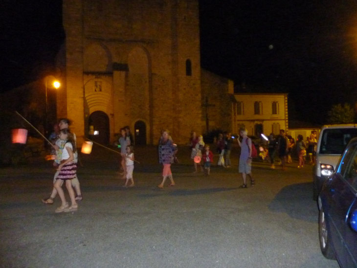 Les enfants lors de leur passage devant l'église