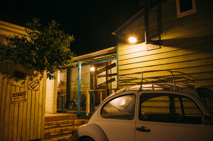 施設入り口夜の景色