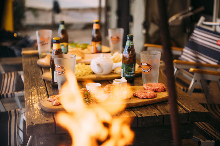 テーブルにBBQコンボ　手前に焚き火