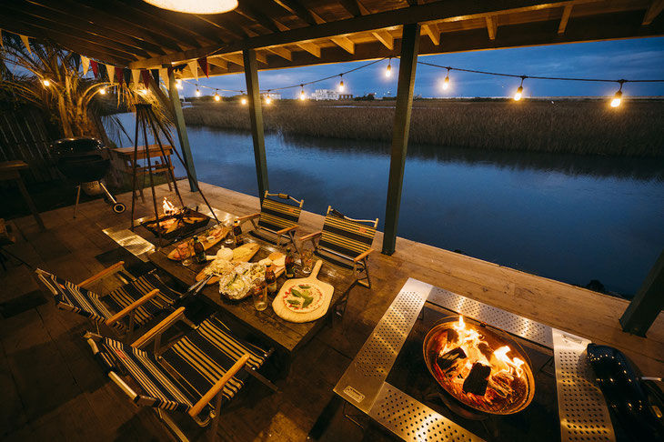 リバーサイドのBBQラナイのテーブルの上にBBQコンボ