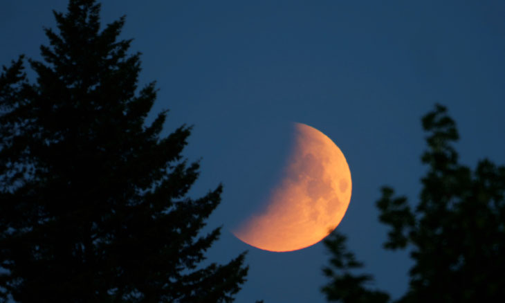 Eine Mondfinsternis hat in der Astrologie besondere Bedeutung, https://upload.wikimedia.org/wikipedia/commons/e/e8/Mondfinsternis.16.5.2022.Berlin.P1138973.jpg