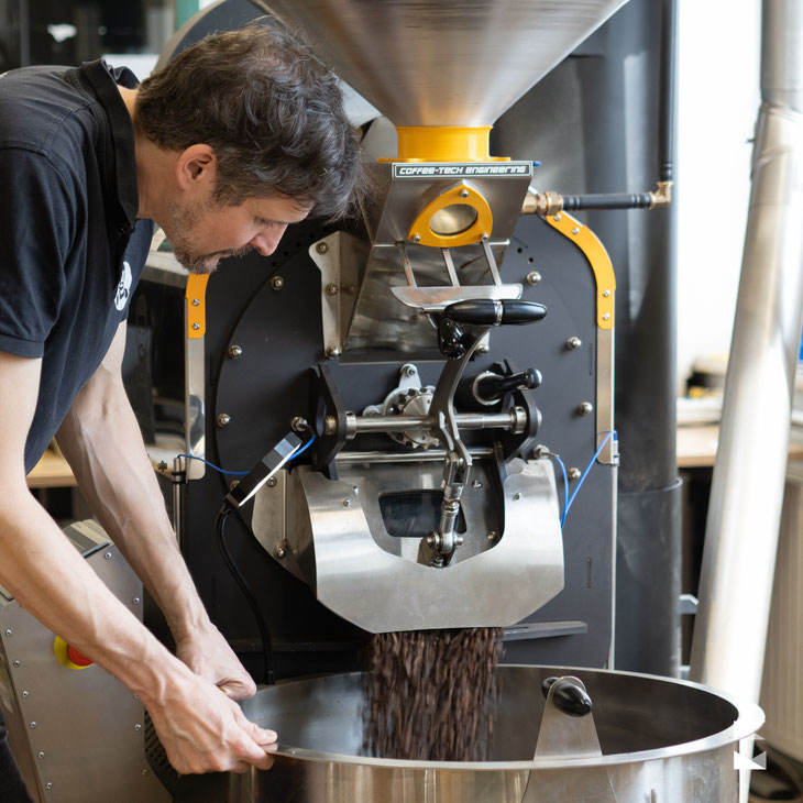Foto von Röstmaschine die gerade gerösteten Kaffee auswirft