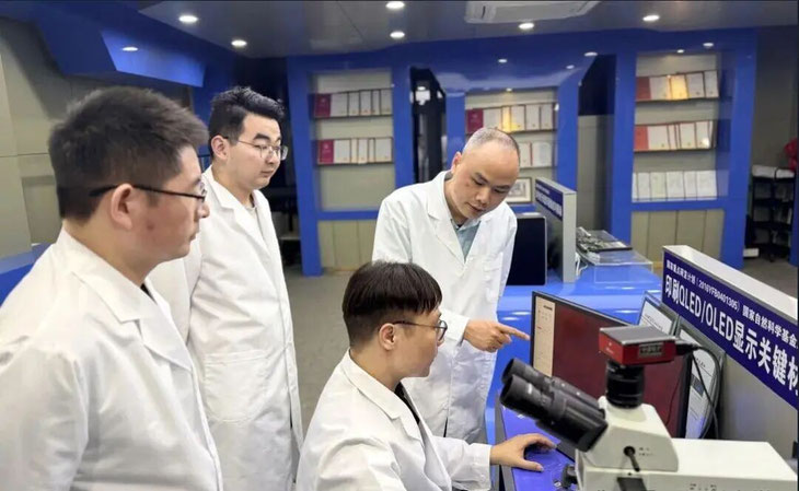 写真：福州大学の李福山教授（右一）と若手教員の林立華氏（右二）ら研究チームが技術課題を議論している。