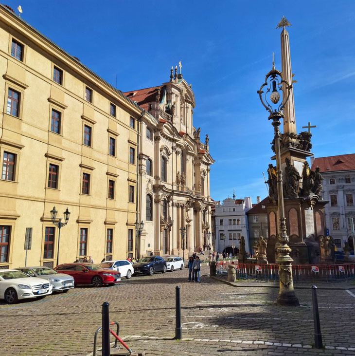 Prague : église Saint-Nicolas et colonne de la Ste-Trinité (Malá Strana)