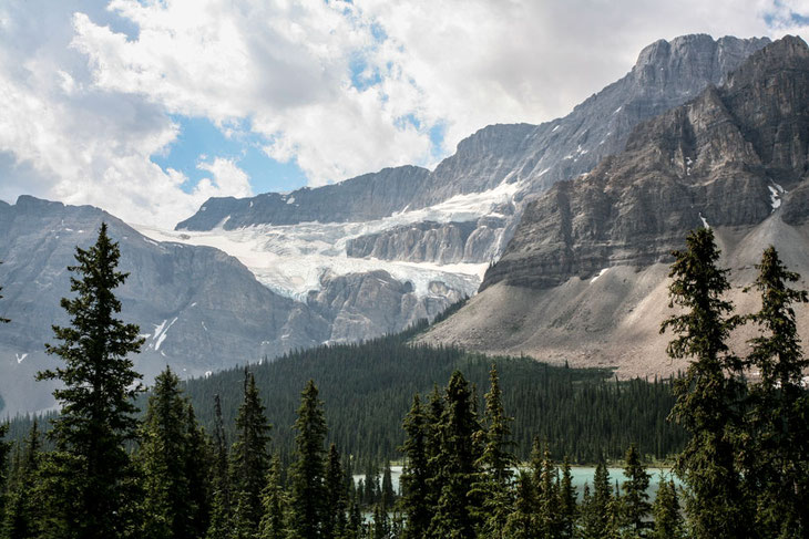 Der Crowfoot-Gletscher "hängt" an den Abhängen des gleichnamigen Berges.