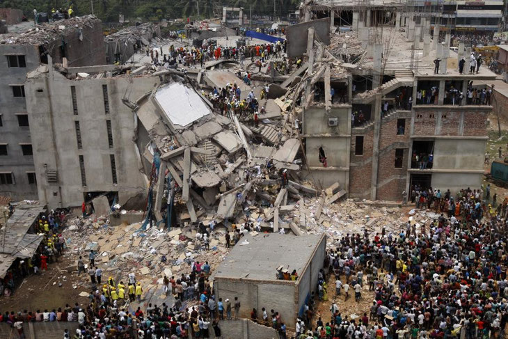 Mit dem Einsturz des Dhaka Savar Buildings im April 2013 kamen Sweatshops und ihre widrigen Bedingungen erstmals auch in die Abendnachrichten bei uns. Nachhaltig verbessert hat sich seitdem die Situation dort jedoch nicht.