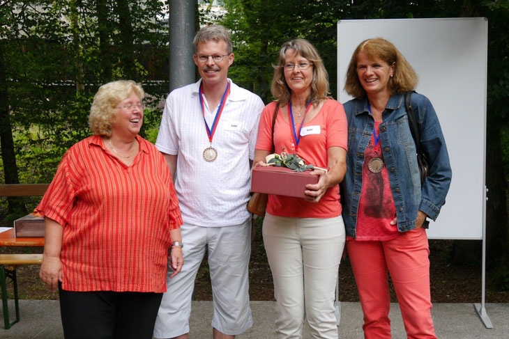 Auf den dritten Platz kam mit Monika Haeberle sowie Uwe und Angelika Walpert aus Weilheim die Mannschaft „Soleil“. Ganz links Monika Franck, die Vorsitzende des DFFK.