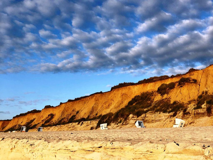 Urlaub in Deutschland, z.B. auf Sylt am roten Kliff beim Sonnenuntergang