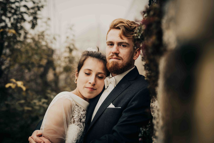 Hochzeitsfotograf Mainz - Hochzeitsfotograf Europa - Paar in Umarmung, Braut mit geschlossenen Augen