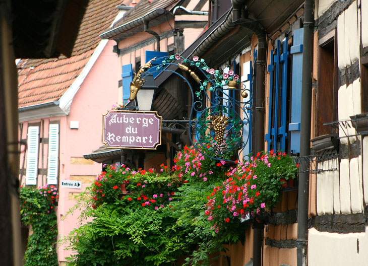 Das Elsass spielt auch eine Rolle in unserer Geschichte. (Bild ist aus Eguisheim / www.pixabay.com / Macyvi)