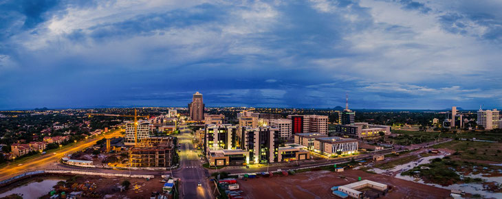 Botswana - Hauptstadt Gabarone: Demokratie in Afrika, geschaffen von den eigenen Bürgern. (Foto:https://www.spiegel.de/politik/ausland/botswana-ist-afrikas-erfolgsgeschichte-was-das-land-richtig-macht-a-1301761.html#fotostrecke-b8c229bf-0001-0002-0000-00)