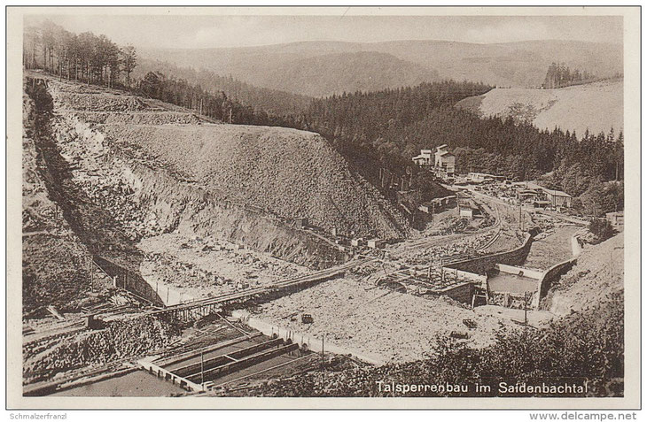 1929 - 1933 baute man die Saidenbachtalsperre. (www.delcampe.net/de/collections/ansichtskarten/deutschland/lengefeld/ak-talsperrenbau-bau-saidenbachtalsperre-talsperre-saidenbach-pockau-lengefeld-forchheim-rauenstein-lippersdorf-reifland-121467621)