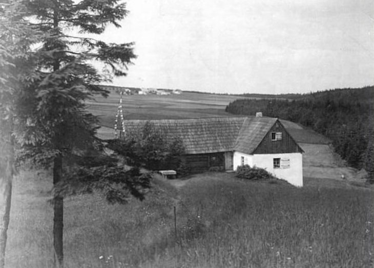 Blick auf Gespenstermühle und das Dorf Grünwald im Hintergrund  (https://www.boehmisches-erzgebirge.cz/)