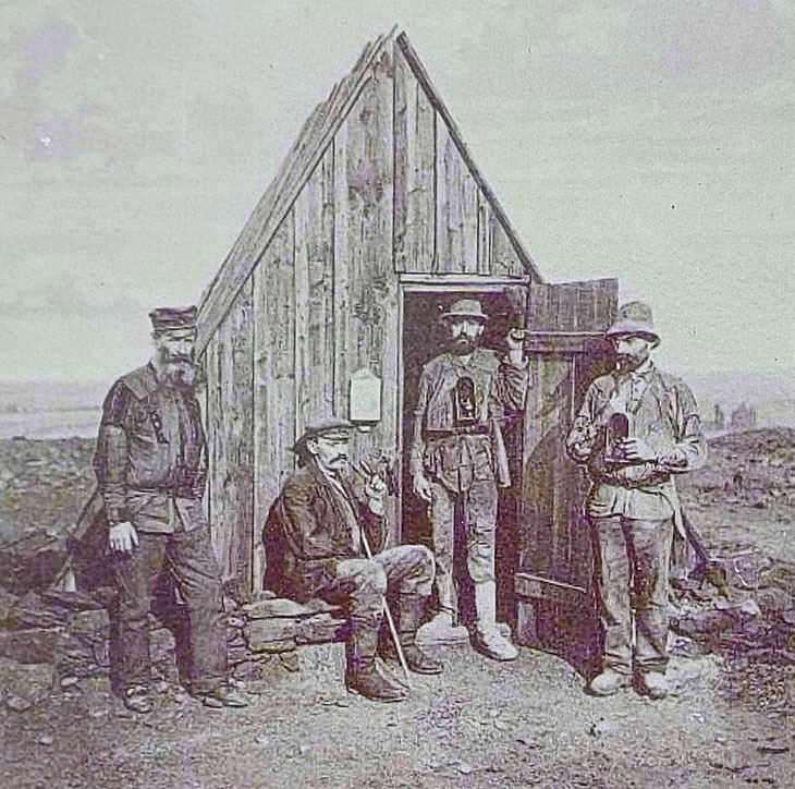 Hölzerne Kauen sind die ersten Schachthäuser im hiesigen Erzbergbau. (Bild: Infotafel vor Ort)