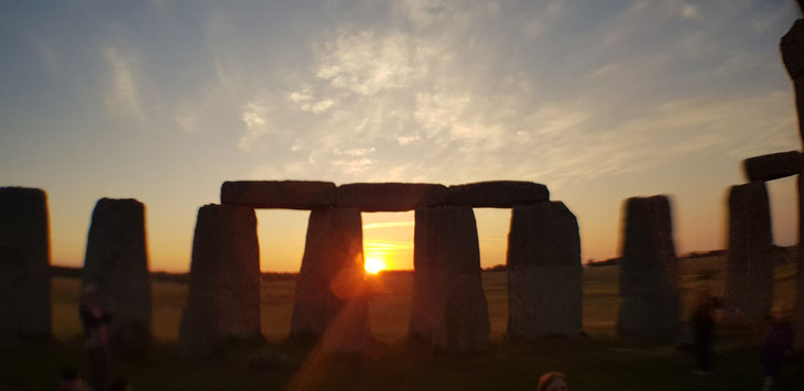 Happy Solstice Folks! Sunrise at Stonehenge today (21st June) is at 4.52am, sunset is at 9.26pm. / www.twitter.com / @STONEHENGE