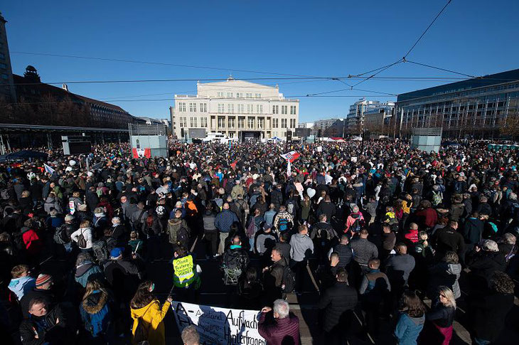 Ca. 20.000 Demonstranten  in Leipzig auf dem Augustusplatz am 07.11. 2020 gegen die aktuelle Coronapolitik (tag24.de)