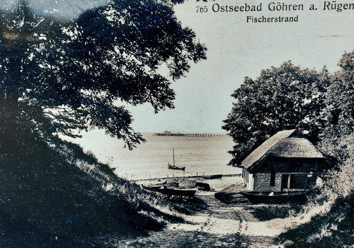 Alte Ansichtskarte von Göhren mit der Schwedenbrücke im Hintergrund (Bild: von Infotafel vor Ort)