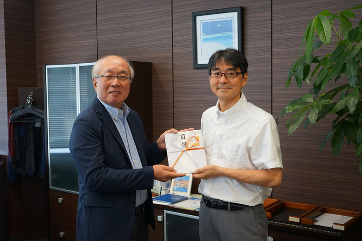 UKCホールディングス栗田伸樹社長様から里山エネルギースクール支援に活用する寄付の目録をいただきました。