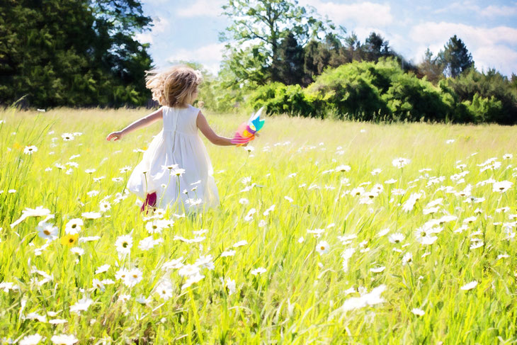 GIOIA E LIBERTà. BAMBINA CHE CORRE. JOY AND FREEDOM. BABY RUNNING.