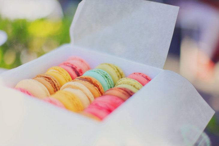MACARON COLORATI. COLORFUL MACARONS.