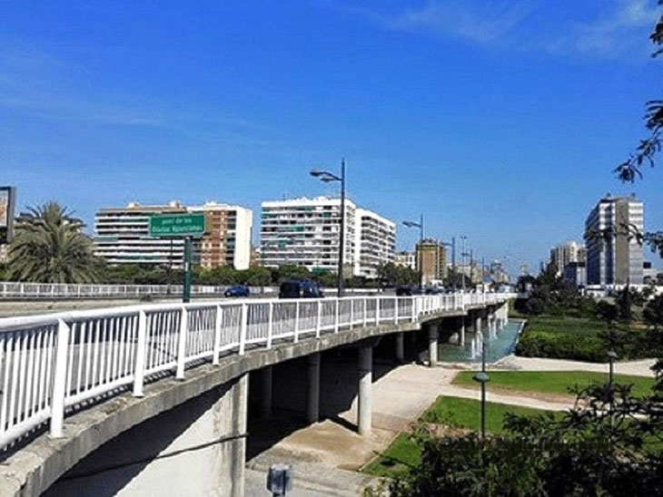 Muy de los valencianos es denominar una cosa con dos nombres diferentes y liarla. El Puente de las Glorias Valencianas, también conocido popularmente como Puente de Ademuz. Fue construido por el ingeniero riojano Carlos Fernández Casado (1905-1988) 