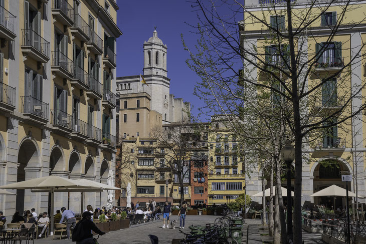 Bild: Blick vom Plaça Indepèndecia de Girona auf den Turm der Basilica de Sant Feliu in Girona