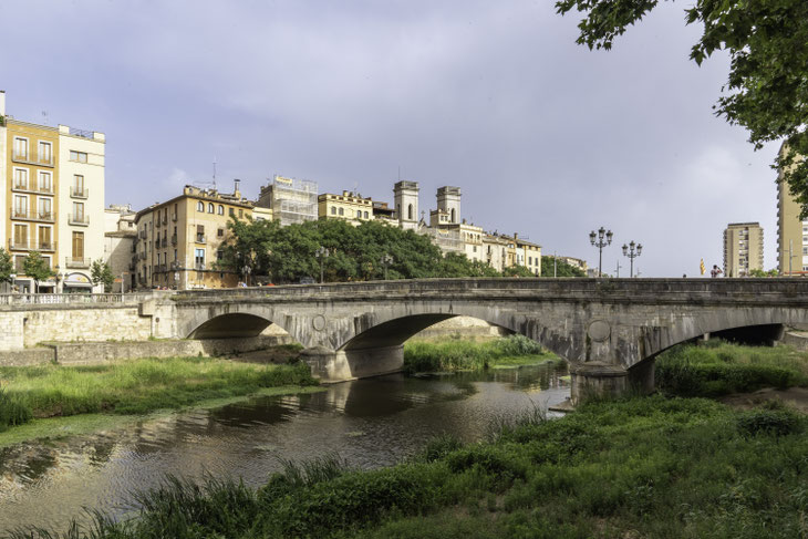Bild: Pont de Pedra in Girona, Spanien 