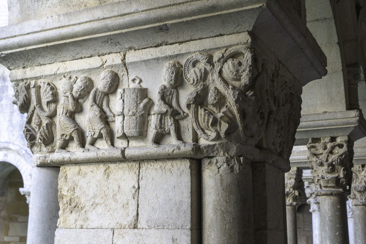Bild: Relief mit Weinbergsarbeitern an einem der Kapitelle im Kreuzgang der Catedral Santa Maria de Girona 