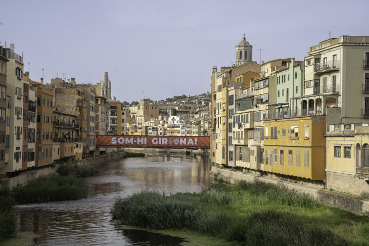 Bild: Häuserfront am Fluß Onyar in Girona, Spanien 